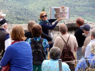 An image repesenting the Tourist Guide and the Tourists around