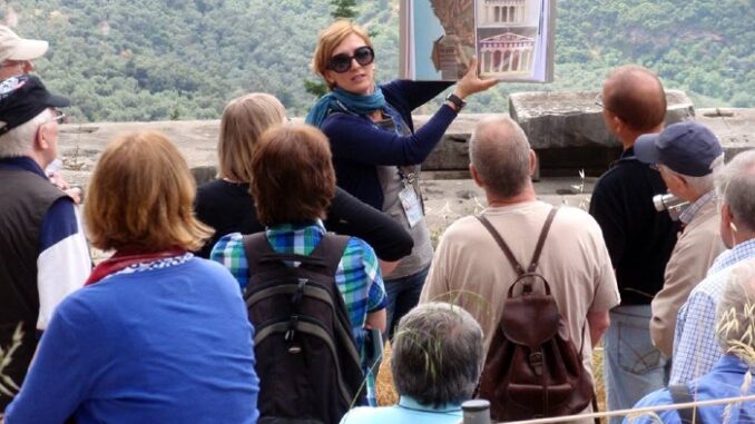 An image repesenting the Tourist Guide and the Tourists around